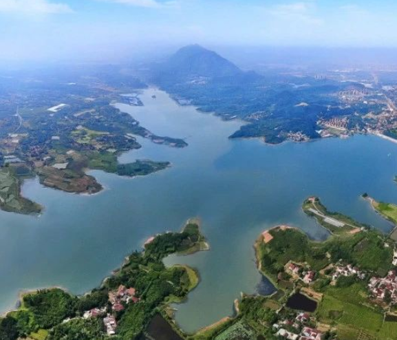 建設(shè)人與自然和諧共生的美麗中國(guó)（人民日?qǐng)?bào)）